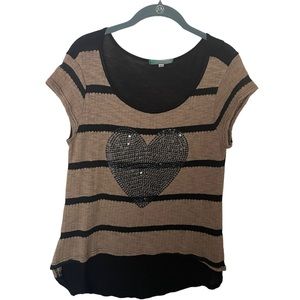 Julie’s closet women’s knit short sleeve, top with heart detail. Size L